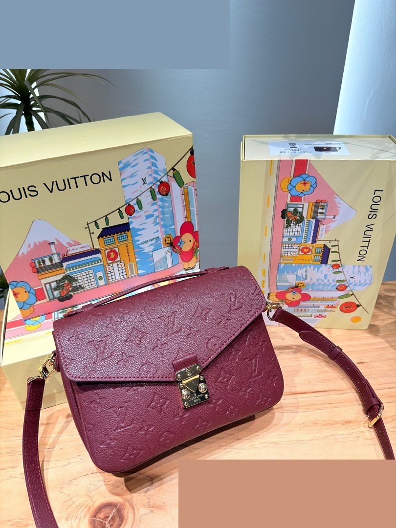 LV Bag 556