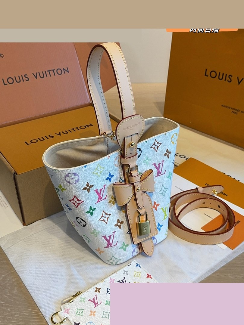 LV Bag 562